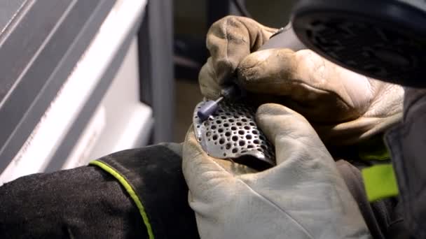 Robotnik szlifuje metalowe detale z bliska. Osoba w rękawicach roboczych ręcznie — Wideo stockowe