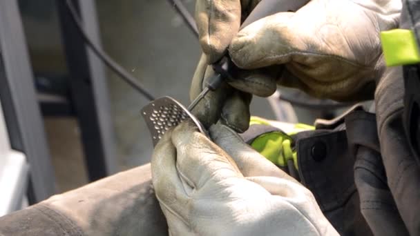 Trabalhador moagem detalhe de metal close-up. Pessoa em luvas de trabalho manualmente — Vídeo de Stock