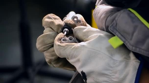 Dělník brousí kovové detaily zblízka. Osoba v pracovních rukavicích ručně — Stock video