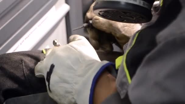 Arbeiter schleifen Metalldetails aus nächster Nähe. Person in Arbeitshandschuhen manuell — Stockvideo