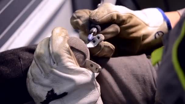 Arbeiter schleifen Metalldetails aus nächster Nähe. Person in Arbeitshandschuhen manuell — Stockvideo