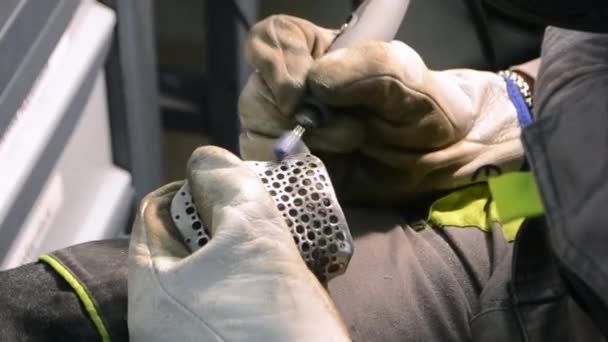 Werknemer slijpen metaal detail close-up. Persoon in werkhandschoenen handmatig — Stockvideo