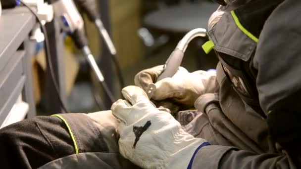 Metal parçalayan işçiler yakın plan çekimde. Eldivenleri elle takan kişi — Stok video