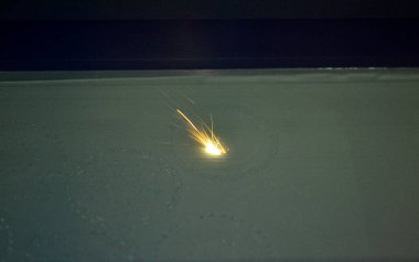 Metal tozundan üç boyutlu nesne yazdıran 3D yazıcı