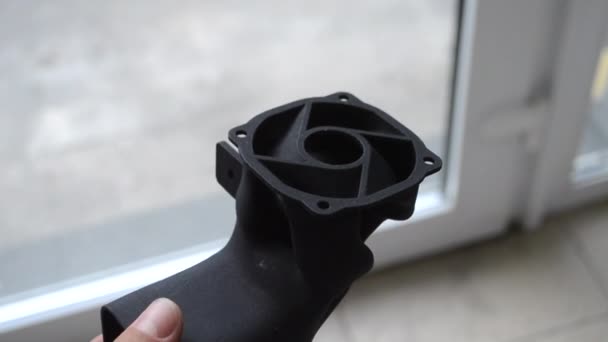 Man met plastic model gedrukt op poeder 3d printer van polyamide poeder. — Stockvideo