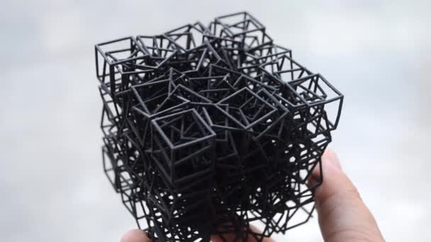 Homme tenant un modèle en plastique imprimé sur une imprimante 3D en poudre à partir de poudre de polyamide. — Video