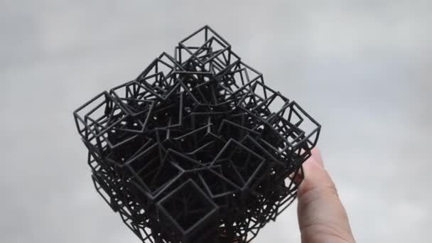 Man met plastic model gedrukt op poeder 3d printer van polyamide poeder. — Stockvideo