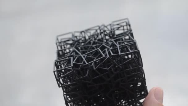 Man met plastic model gedrukt op poeder 3d printer van polyamide poeder. — Stockvideo