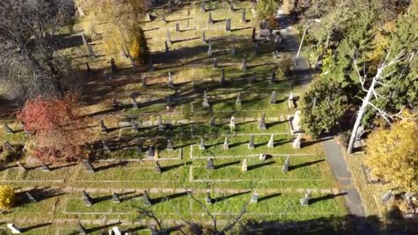 Arial drone uitzicht vlucht over oude begraafplaats met grafstenen, grafstenen, pijlen — Stockvideo