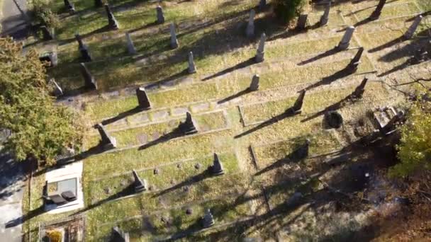 아리엘 드론은 오래 된 묘지 위를 비행하는 모습을 볼 수있습니다. 묘비, 묘비, 화살들이 있죠. — 비디오