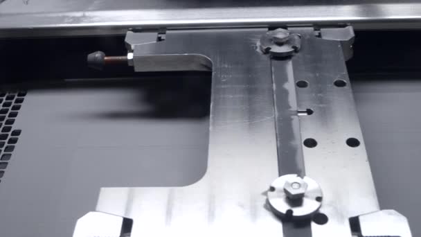 Anpassningspulver inuti ett industriellt pulver 3D-skrivare. — Stockvideo