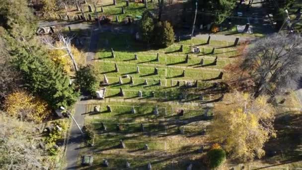 Над старым кладбищем пролетает беспилотник "Ариал" с надгробиями, крестами, стрелами — стоковое видео