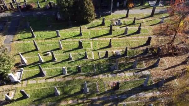 Vue sur drone arial vol au-dessus du vieux cimetière avec pierres tombales, pierres tombales, flèches — Video