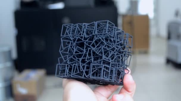 Persoon houdt in de hand een object gedrukt op poeder 3D printer. — Stockvideo