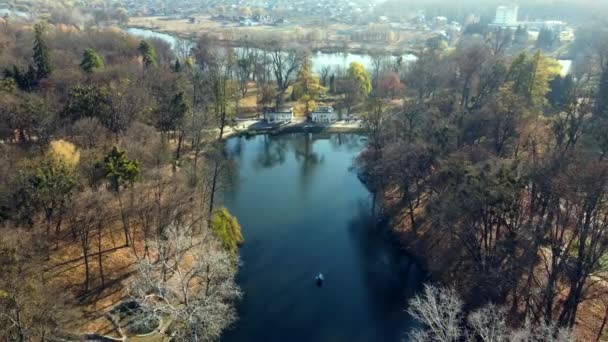 秋の晴れた日に公園の湖の上のアリアルドローンビューフライト — ストック動画