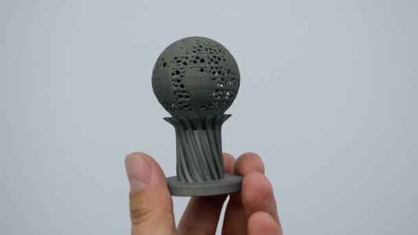 금속으로 3D 프린터에 인쇄 된 3 차원 전압 모델을 들고 있는 사람 — 비디오