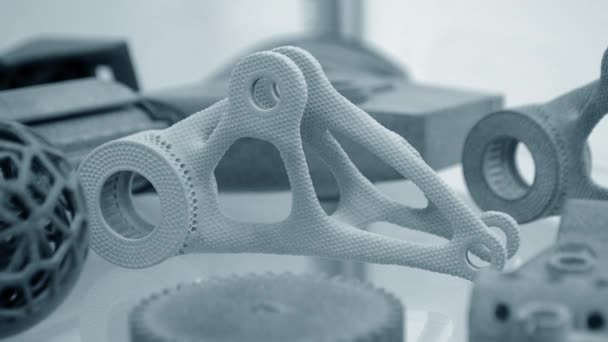 L'oggetto stampato sulla stampante 3D a polvere industriale. — Video Stock