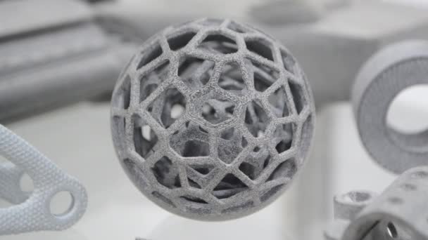 L'oggetto stampato sulla stampante 3D a polvere industriale. — Video Stock