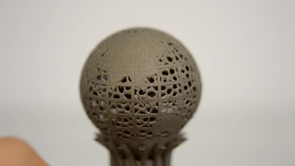 Modely vytištěné na 3D tiskárně pro kovové makro. Detailní záběr na povrch objektu. — Stock video