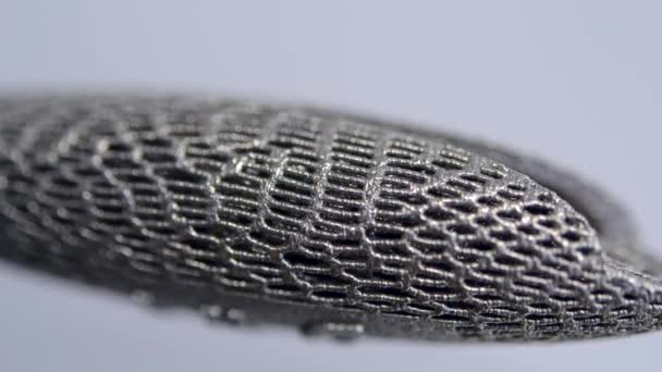 Model dicetak pada printer 3D untuk makro logam. Tutup-up permukaan obyek. — Stok Video