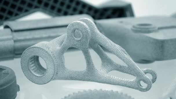 Plast modell tryckt på pulver 3D-skrivare från pulver genom höghastighetssintring — Stockvideo