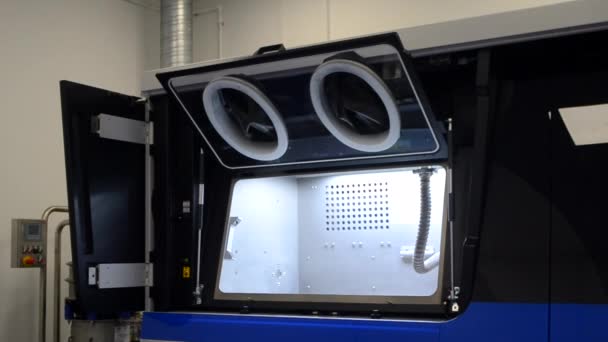 Ανοιχτό παράθυρο βιομηχανική σκόνη 3d εκτυπωτή για μέταλλο σε καουτσούκ μαύρα μεγάλα γάντια — Αρχείο Βίντεο