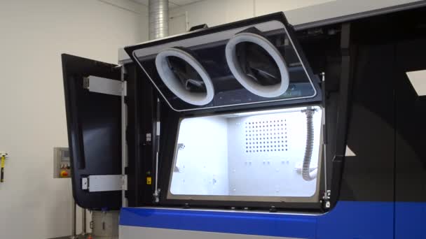 Ανοιχτό παράθυρο βιομηχανική σκόνη 3d εκτυπωτή για μέταλλο σε καουτσούκ μαύρα μεγάλα γάντια — Αρχείο Βίντεο