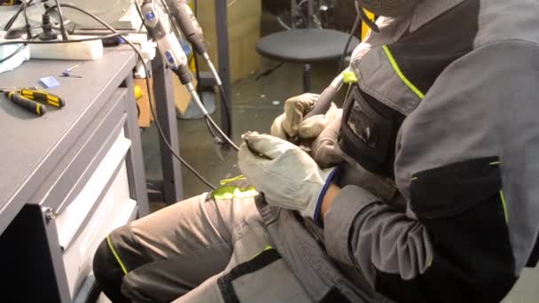 Homme au travail uniforme broie détail métallique à la main gros plan. Meulage détail métallique — Video