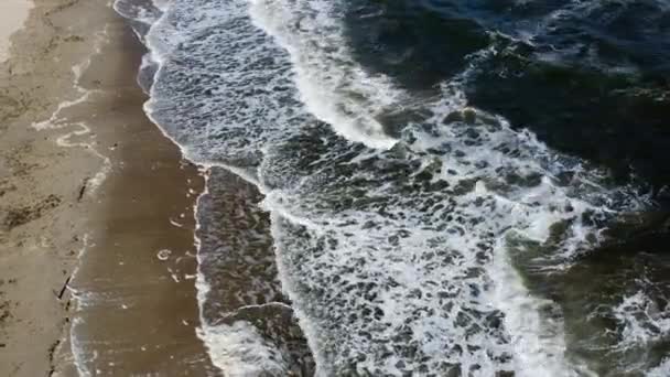 Vuelo aéreo con vista al dron sobre hermosas olas marinas en la playa de arena con espuma blanca — Vídeo de stock