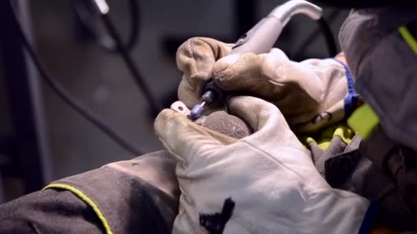 Homem no trabalho detalhe de metal de moagem uniforme pela mão close-up detalhe de metal de moagem — Vídeo de Stock