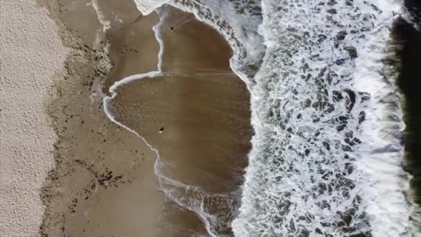 Aerial drone widok lotu nad Piękne fale morskie na plaży z białą pianką — Wideo stockowe