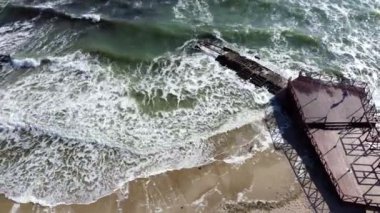 Sandy Plajı 'ndaki Eski Dalgakıran üzerinde Hava Aracı Uçuşu. Üst Görünüm Dalgaları