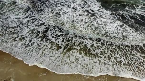 Vuelo aéreo con vista al dron sobre hermosas olas marinas en la playa de arena con espuma blanca — Vídeos de Stock