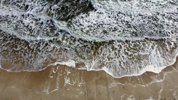 Αεροφωτογραφία drone πτήση πάνω Όμορφη θάλασσα κύματα στην παραλία άμμο με λευκό αφρό — Αρχείο Βίντεο