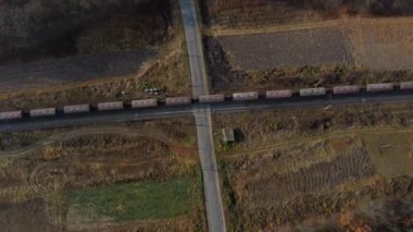 Top View Nakliye Treni Demiryolu Geçidi. Hava Aracı Görünümü Uçuşu