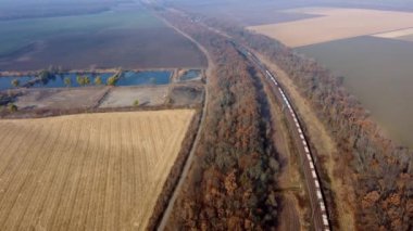 Panoramik Nakliye Treni Demiryolu Rayları, Ağaçlar Tarımsal Alanlar