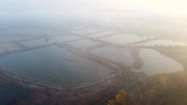 Hava Aracı Görünüm Uçuşu Sonbaharda balık çiftliği için yapay olarak kazılmış göletler
