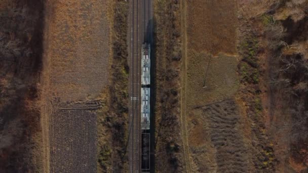 Avión teledirigido vuelo sobre tren de movimiento con carruajes llenos de carbón otoño — Vídeos de Stock