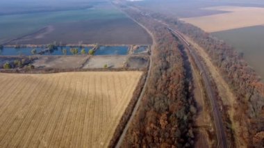 Panoramik Nakliye Treni Demiryolu Rayları, Ağaçlar Tarımsal Alanlar