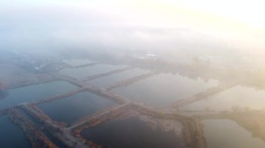 Hava Aracı Görünüm Uçuşu Sonbaharda balık çiftliği için yapay olarak kazılmış göletler
