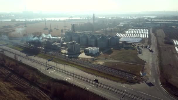 Elevador de grãos de paisagem. Vista aérea de drones. Vista de voo sobre silos redondos de metal — Vídeo de Stock