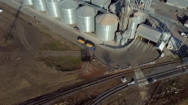 Ciężarówka wypełniona żółtym ziarna napędy w pobliżu nowej metalowej nowoczesnej windy słoneczny dzień — Wideo stockowe