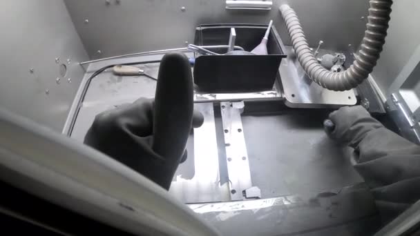 Άνδρας εργαζόμενος σε λαστιχένιο γάντι καθαρίζει την πλατφόρμα εκτύπωσης στο εσωτερικό 3d εκτυπωτή για μέταλλο — Αρχείο Βίντεο