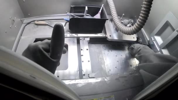 Männlicher Arbeiter im Gummihandschuh reinigt Druckplattform im Inneren des 3D-Druckers für Metall — Stockvideo