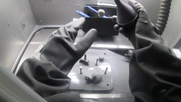 Чоловічий працівник в гумовій рукавичці очищає друкарську платформу всередині 3d принтера для металу — стокове відео