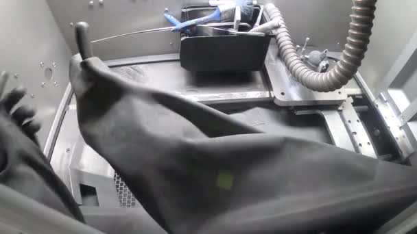 Werknemer dragen Geïsoleerde Rubber Handschoenen Binnen metalen 3D Printer Working Chamber — Stockvideo