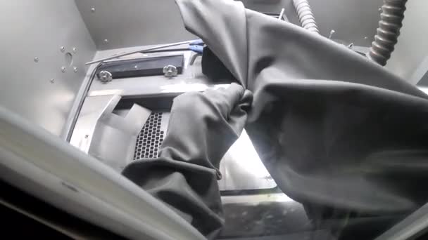 Arbetare bär isolerade gummihandskar inuti metall 3D-skrivare Arbetskammare — Stockvideo