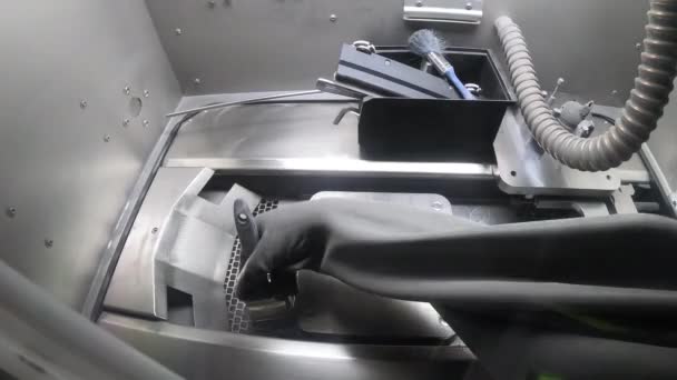 Manlig arbetare i gummihandskar rengör utskriftsplattform inuti 3D-skrivare för metall — Stockvideo