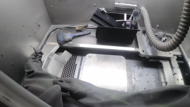 Εργαζόμενος σε απομονωμένο καουτσούκ Γάντι Workoing μέσα στο θάλαμο εργασίας 3D εκτυπωτή μετάλλων — Αρχείο Βίντεο