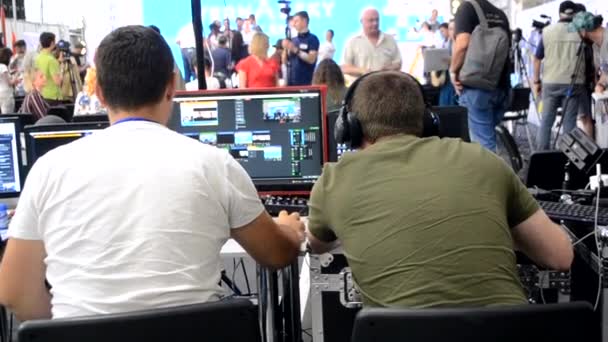 Twee mannen zitten aan tafel, creëren muzikale begeleiding en belonen mensen. — Stockvideo